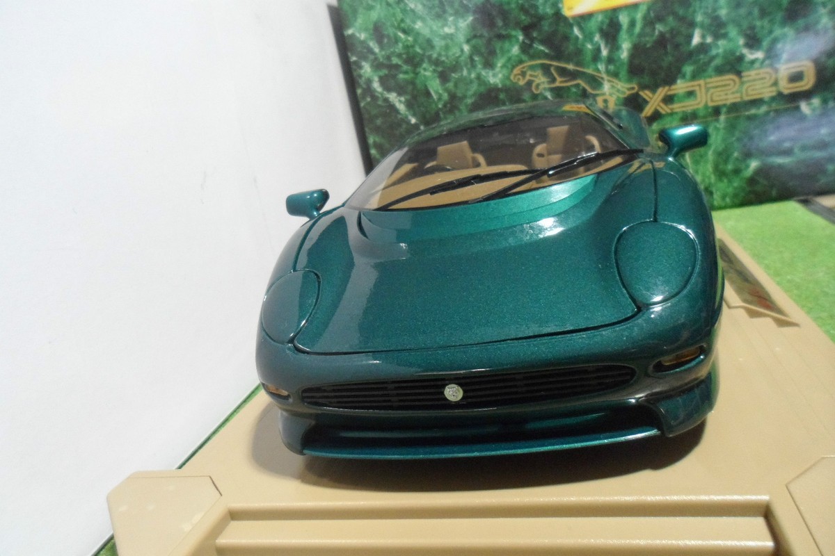JAGUAR XJ220 vert de 1992 au 1/12 d MAISTO 33201 voiture miniature