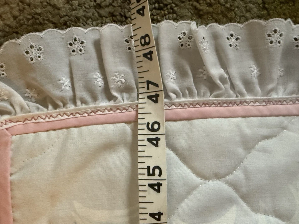 Cuna de bebé vintage, hecha a mano, Precious Moments, 48”/38” borde rosa años 90’s Foto 4 de 4