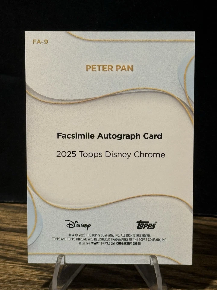 2025 Topps Cromo Disney #FA-9 Peter Pan Facsímil Automático/28 Logotipo de Mickey Mouse Foto 2 de 2