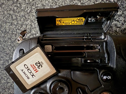 Nikon D4 Camera Pro Body Boxed +EN-EL18 Battery +XQD Memory Card = Shutter @ 64% - Picture 10 of 16