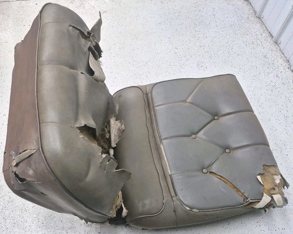 71 72 73 Buick Riviera Etapa 1 GS 60/40 LH Asiento Cojín Marco Cola Barco Foto 3 de 4