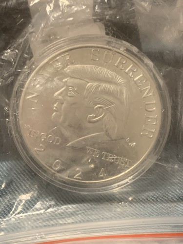 2024 Donald Trump Never Surrender Coin - 第 3/8 張圖片