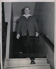 1947 Press Photo Bill Veeck President Cleveland Indians Takes Walk After Injury