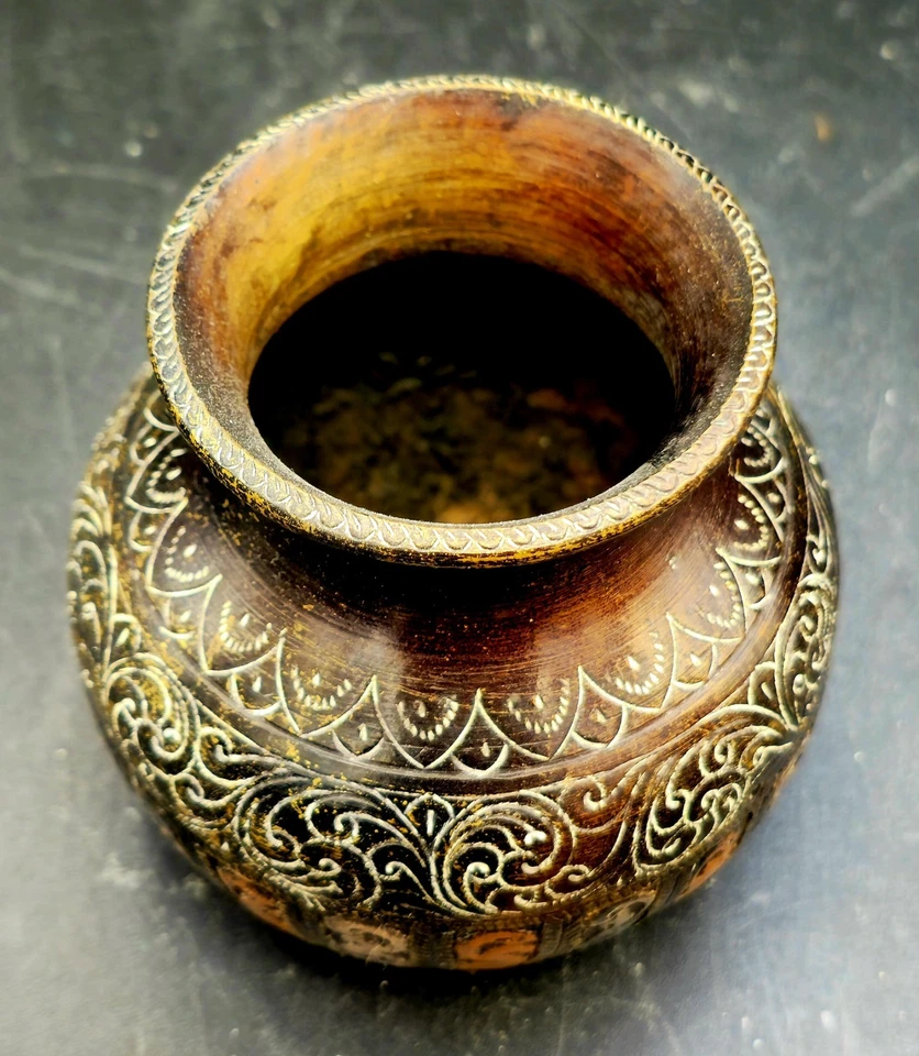 Antiguo lote de cobre Ganga-Jumna del sur de la India con tazón ritual súper inciso de latón Foto 2 de 2