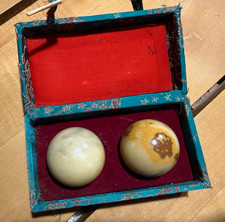 2 Massagekugeln**Healthy Balls**China Naturprodukt**in Seidenbox