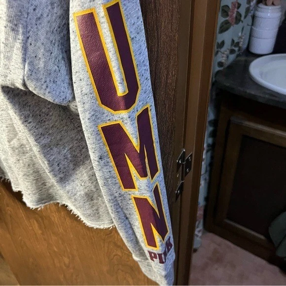 UNDERCOVER VS PINK UNIVERSITY OF MINNESOTA GOPHERS FELPA CON CAPPUCCIO GIROCOLLO taglia media