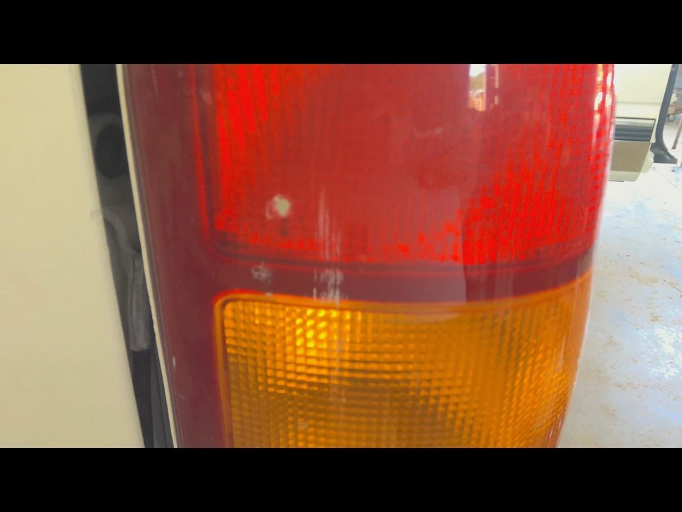 Conjunto de luz trasera derecha usado se adapta a: Chevrolet Silverado 1500 2001 camioneta flotas Foto 2 de 4