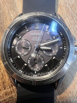 Vintage Seiko V14J-0AE0 Solar Titanium Men s Watch