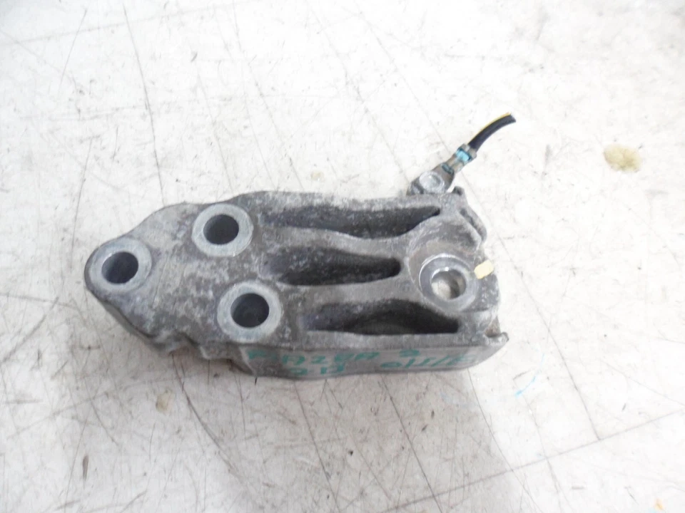 MAZDA 2 MK2 2013 1.3 PETROL OSF DRIVER SIDE FRONT ENGINE MOUNT BRACKET