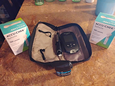 ACCU-CHEK Guide Glucose Monitoring Kit w/ Case, Lancing Device, Lancets