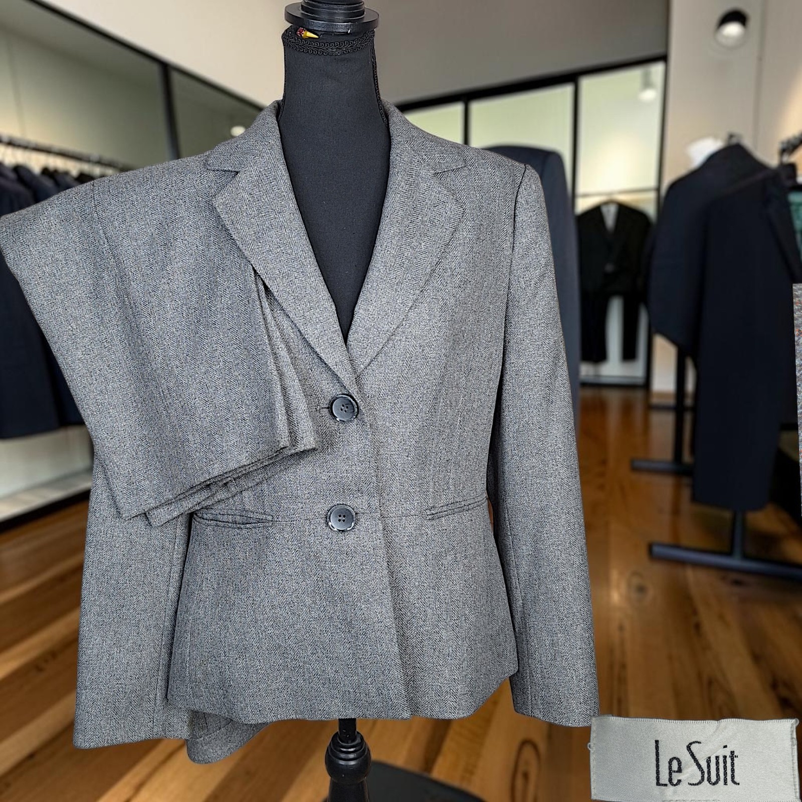 Le Suit 2 Piece Pants Suit Womens 12 36X32 Pants Gray Herringbone 2 Button