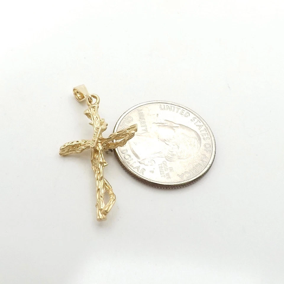 Colgante con dije de cruz de espinas y enredaderas de diamantes naturales de oro de 14k Foto 2 de 4