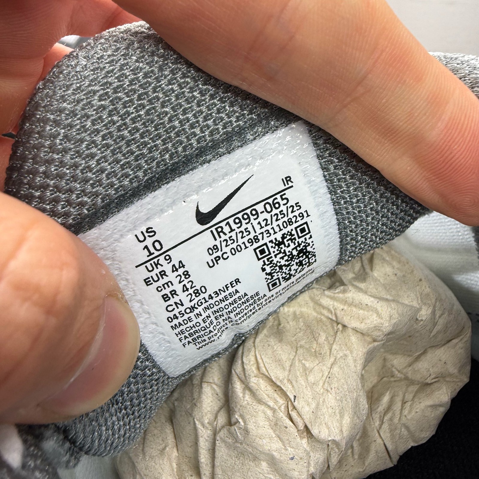 Nike Air Max Plus TN Size UK 9 Cool Grey White Liquid Lime Trainers IR1999-065 image 4
