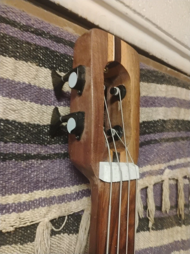 Bajo derecho sin trastes 4 cuerdas bailarina de nogal Wishbass escala 34" barra de jabón Foto 4 de 4