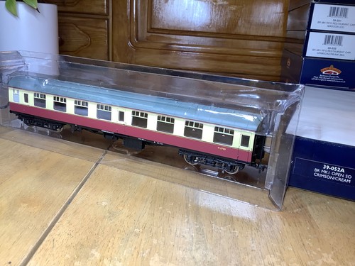 Bachmann 39-052A BR Mk.1 Crimson & Cream Second Open SO - Picture 2 of 2