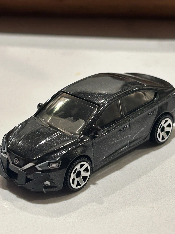 Caja de cerillas personalizada estrellada y dañada Nissan Sentra Beater Car 2026 A Case Mainline Foto 2 de 4