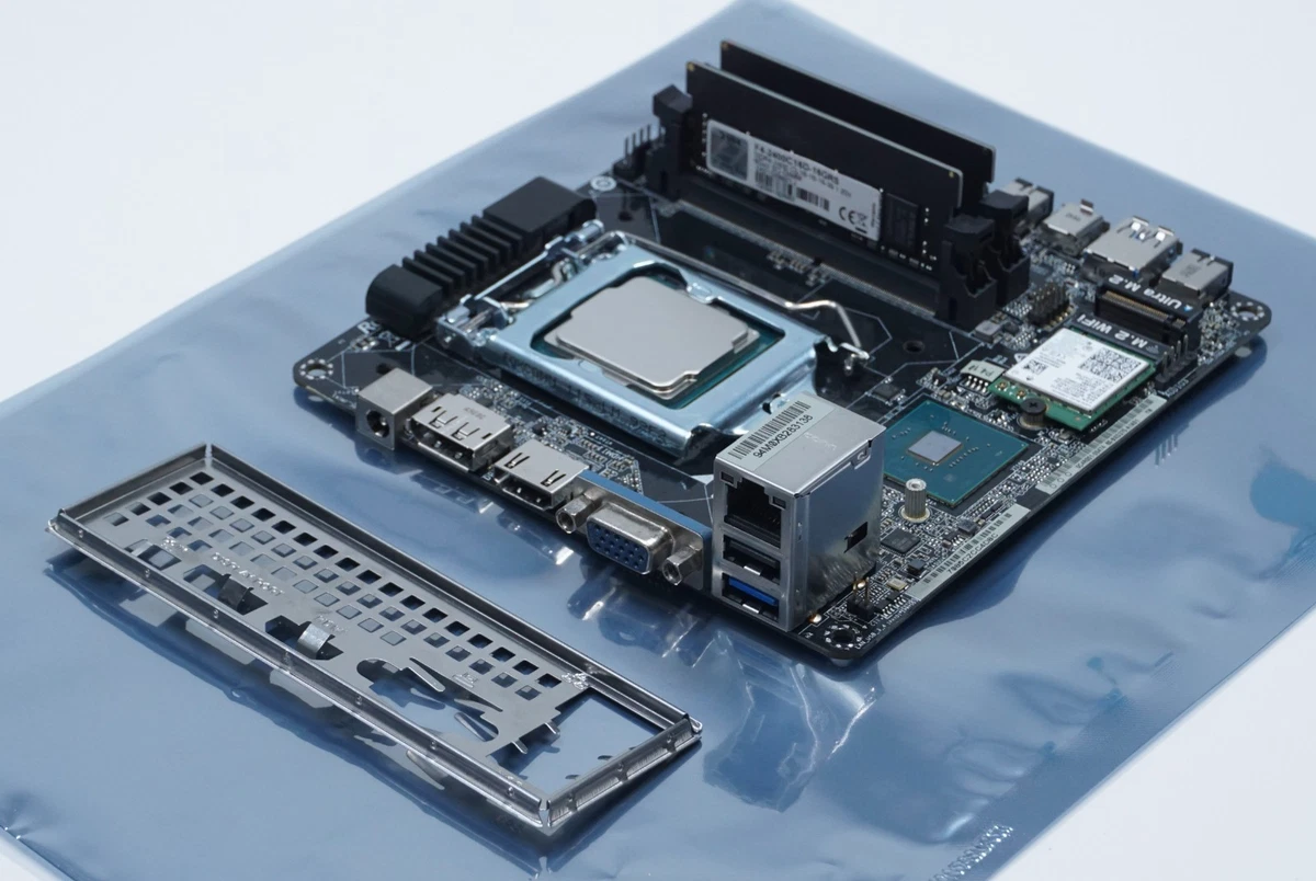 Carte mère ASRock Fatal1ty X470 Gaming-ITX/ac Mini ITX AM4 Ryzen 3000 d'occasion