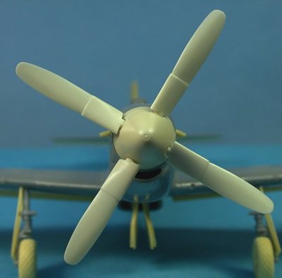Ultracast 48136 - P-51 Hamilton Std Cuffed 4-Blade Prop & Spinner, Resin 1/48