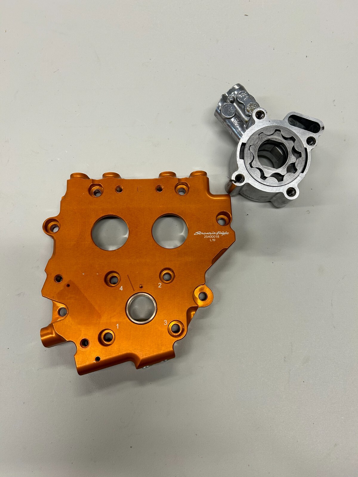 SCREAMIN' EAGLE BILLIT CAM SUPPORT PLATE AND HIGH VOLUME OIL PUMP 25284