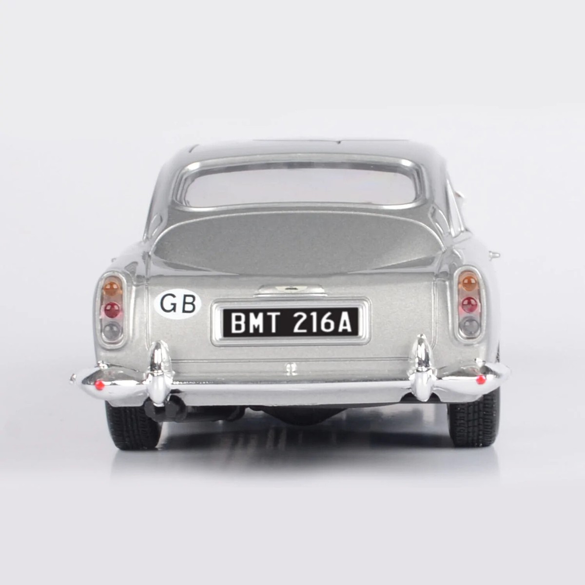 ASTON MARTIN DB5 007 1/18＋1:64 James Bond Aston Martin DB5 - Goldfinger Edition - Motormax