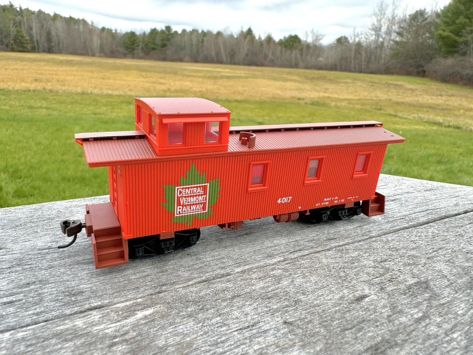 Walthers 932-27514 30' Caboose (3 Window Offset Cupola) 2-pack Central Vermont - Image 4 of 4
