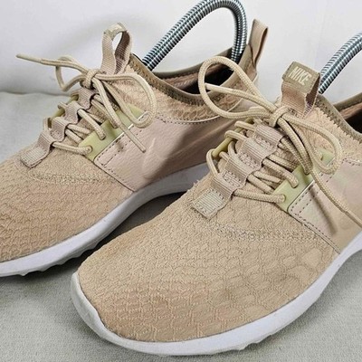 Nike Women Size 7.5  Tan Lace Up Lightweight Sneakers Athletic Shoes.