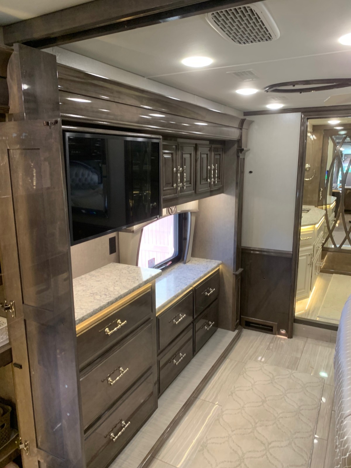 Entegra Coach Cornerstone Series M-45B 605hp Cummins One Owner Low Miles!!