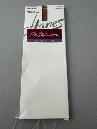 Hanes Silk Reflections seidig transparente Kniestrümpfe Sandalfoot 2 Paar kleine Farbe neu im Karton