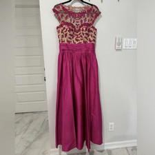 Jovani Fuchsia/Beige Lace Appliqué Cap Sleeve Floor-Length Dress Size 10