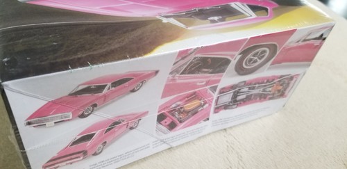 SEALED BRAND NEW Revell 1970 Dodge Charger R/T Model Kit 1:25 Scale 2017 Level 5 - Picture 3 of 4