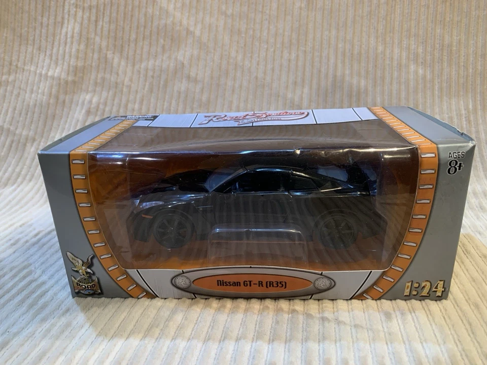 Coche diecast Road Signature Collection escala 1:24 todo negro Nissan GT-R R35 Foto 2 de 4