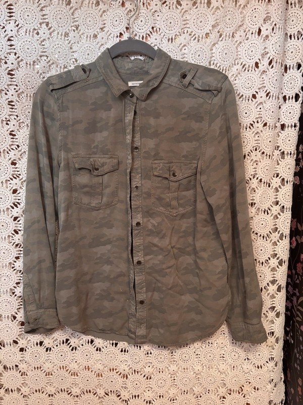 American Eagle Boyfriend Fit Green Camo Long Sleeve Button-Up Shirt M