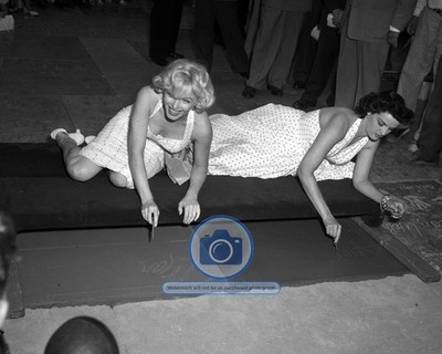 MARILYN MONROE & JANE RUSSELL HANDPRINTS GRAUMAN'S THEATER 8X10 PHOTO