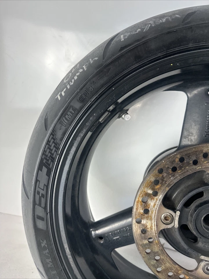 Llanta trasera Triumph Daytona 600 2004 con rotor de piñón recto negro Foto 3 de 4