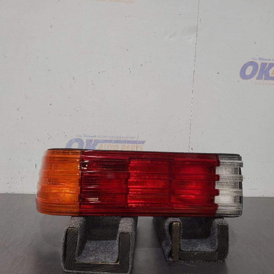 88 1988 MERCEDES-BENZ 560SL 107 TYPE TAIL LIGHT LAMP LEFT DRIVER - Image 3 of 4
