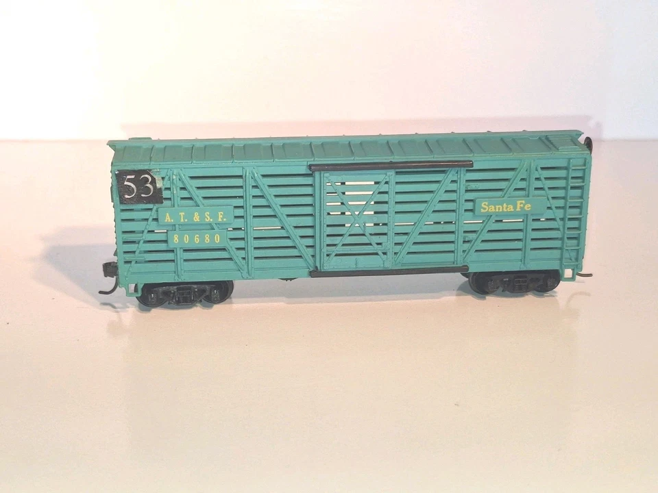 Roundhouse 40' Stockcar, ATSF. Good condition. HO Scale. Plastic wheels. No Box - Image 3 of 4