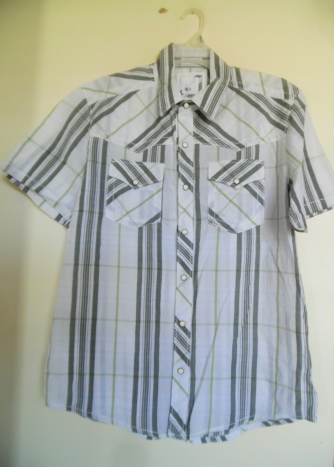 BKE Mens Small Pearl Snap Short Sleeve White Black Plaid Shirt Athletic Fit