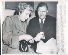 1950 Press Photo Chicago IL Deputy Coroner Cornelius Dorr, Margaret Vos