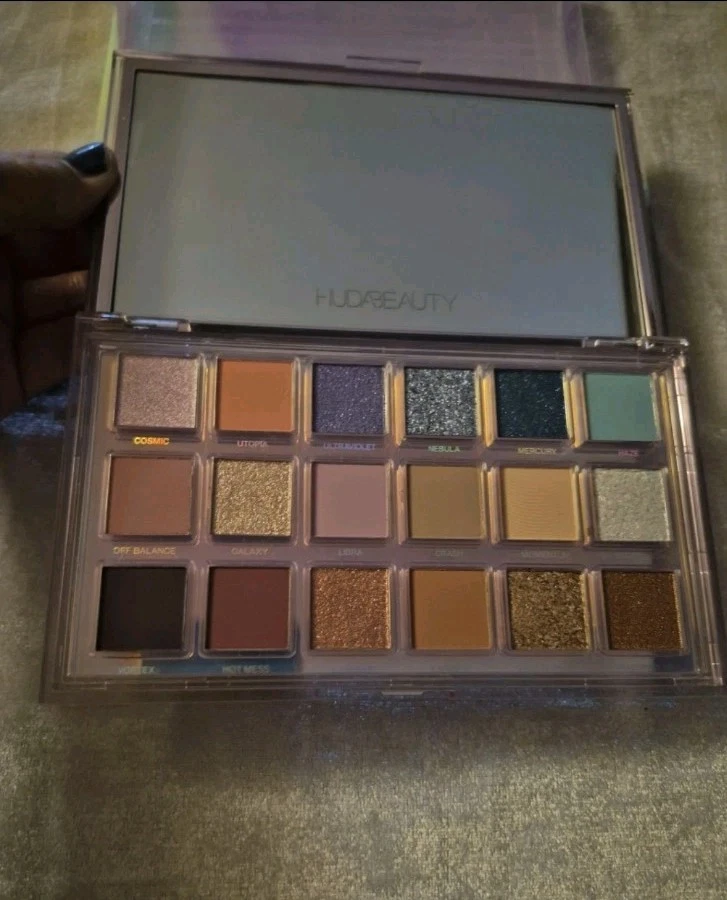 PALETA DE SOMBRAS DE OJOS RETRÓGRADAS HUDA BEAUTY MERCURY Foto 3 de 4