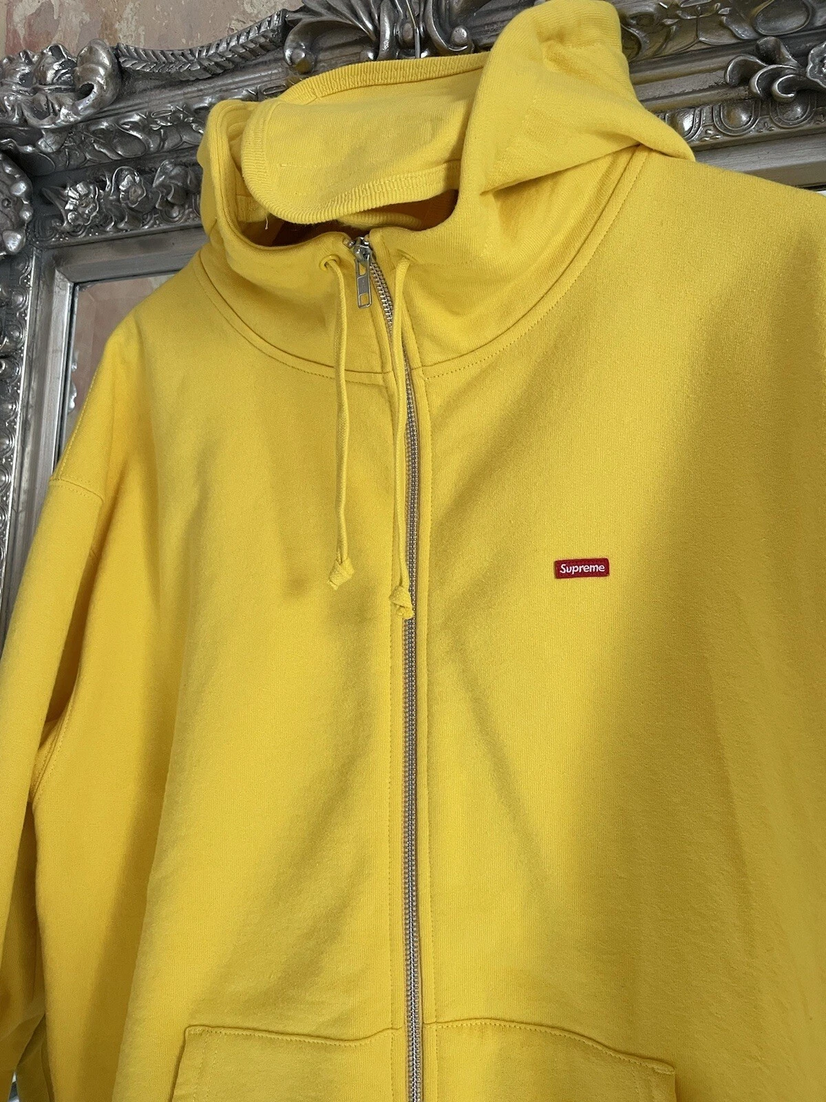 sweat à capuche jaune suprême face box L