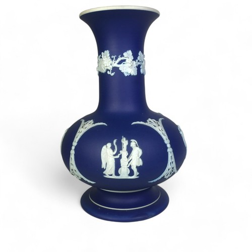 Early 20th Century Wedgwood Cobalt Blue Dipped Jasperware Vase - Picture 3 of 10