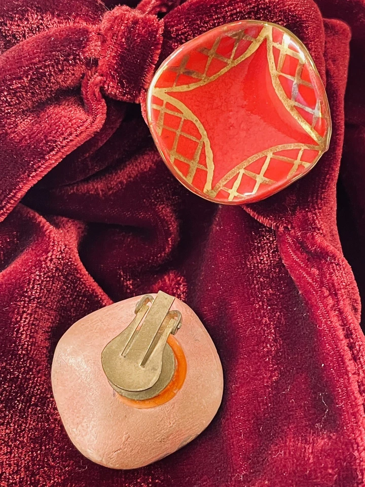 Pendientes Milvern Mediados de Siglo Mod Cerámica Roja con Diseño Pintado en Oro Clip-on Foto 4 de 4