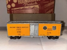 Roundhouse Pacific Fruit Express Diecast 40’ HO Reefer Boxcar, Complete, MDC