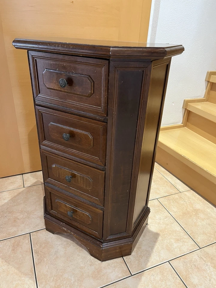 Gut erhaltene kleine Kommode aus Holz