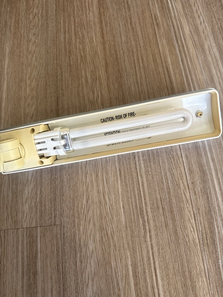 Lámpara de Escritorio Plegable OttLite Brazo Ajustable Bombilla Fluorescente Tarea Luz de Lectura Foto 4 de 4