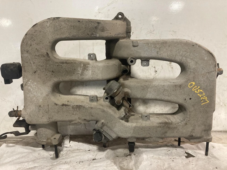 Used Upper Engine Intake Manifold fits: 1996 Chrysler Lhs 6-215 3.5L upper Upper Foto 2 de 4