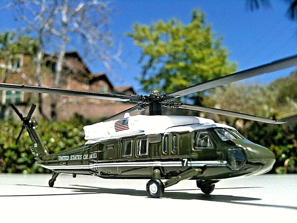 Corgi VH-60N Black Hawk Marine One President Helicopter Showcase Die-cast 1:140 - Image 4 of 4