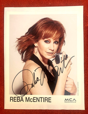 REBA MCENTIRE HAND SIGNED 8x10 COLOR PHOTO MCM NASHVILLE NICE POSE w/COA