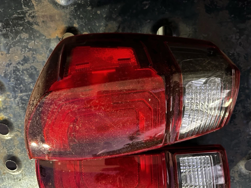 Luces traseras OEM Toyota Tacoma (par) - Excelente estado - 2016-2023 Foto 3 de 4