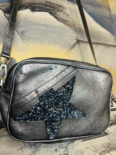 Bolso Golden Goose Star en cuero gris metalizado y estrella de cristal de Swarovski. - Imagen 3 de 11